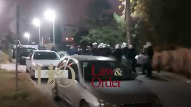 Διοργάνωσαν υπαίθριο κορονοπάρτι στον Άλιμο: Επέμβαση της αστυνομίας, ένταση και προσαγωγές (vid)