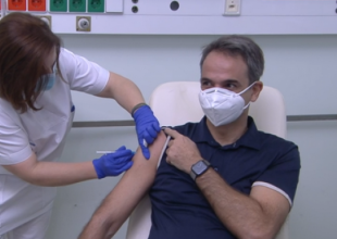 Εμβολιάστηκε στο “Αττικόν” ο Κυριάκος Μητσοτάκης