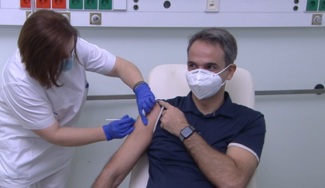 Εμβολιάστηκε στο “Αττικόν” ο Κυριάκος Μητσοτάκης