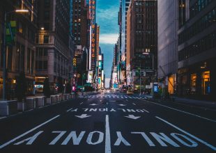 2020: Οι στιγμές που συγκλόνισαν την ανθρωπότητα μέσα σε 4 λεπτά