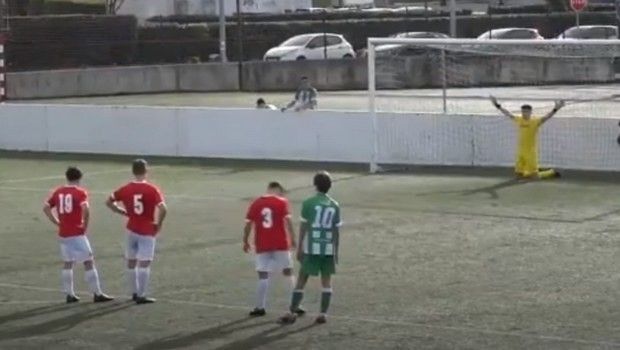 Η τρελή στρατηγική Ισπανού γκολκίπερ για να αποκρούσει πέναλτι