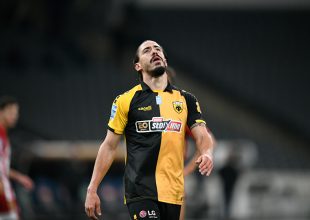 Με πατερίτσες ο Σιμόες δίπλα στην ομάδα (ΦΩΤΟ)