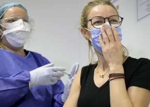 Κορωνοϊός: Τι λένε οι πρώτοι που έκαναν τα εμβόλια – “Δεν έβγαλα ουρά”