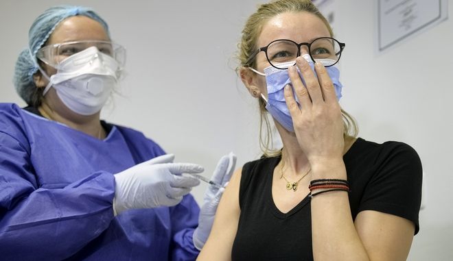 Κορωνοϊός: Τι λένε οι πρώτοι που έκαναν τα εμβόλια – “Δεν έβγαλα ουρά”