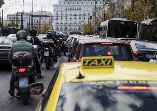 Πρωτοχρονιά 2021: Τι ισχύει για μετακινήσεις, εκκλησίες, ταξί και SMS