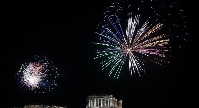 Έλαμψε ο ουρανός από τα πυροτεχνήματα για το «καλωσόρισμα» του 2021