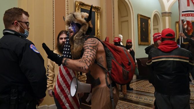 ΗΠΑ: Οπαδοί του Τραμπ εισέβαλαν στο Καπιτώλιο
