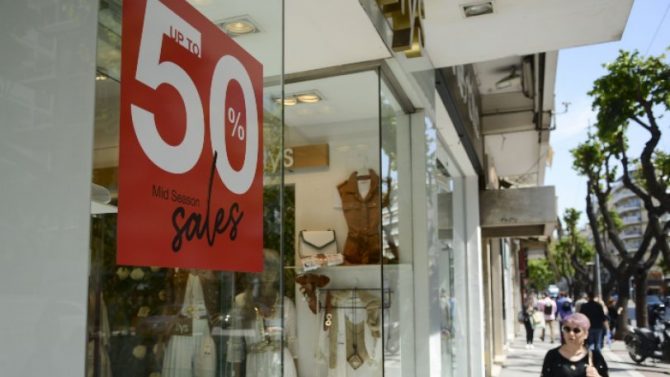 Ανοίγουν τα καταστήματα: Όλες οι λεπτομέρειες για ώρες και SMS