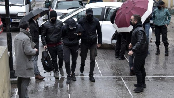 Ποινική δίωξη σε βαθμό κακουργήματος σε βάρος των δύο ανηλίκων για τον ξυλοδαρμό του σταθμάρχη