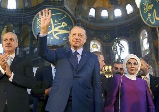 “Ποδαρικό” με ακραίες προκλήσεις Ερντογάν: “Στέμμα του 2020 η Αγία Σοφία”