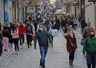 Ο συνωστισμός έξω από τα μαγαζιά φέρνει αλλαγές – Σκέψεις για «κόφτη» στα SMS