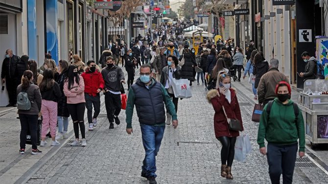 Ο συνωστισμός έξω από τα μαγαζιά φέρνει αλλαγές – Σκέψεις για «κόφτη» στα SMS