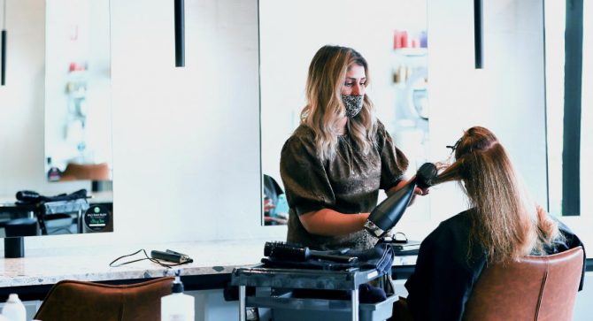 Κομμώτρια έχει πάρει πρόστιμα 20.000 ευρώ στο lockdown, αλλά… επιμένει!