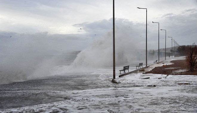 Κακοκαιρία Λέανδρος: Πτώση της θερμοκρασίας και χιόνια – Προβλήματα σε όλη τη χώρα