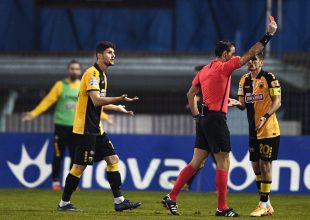 Έντονα παράπονα της ΑΕΚ σε Κουτσιαύτη και… VAR