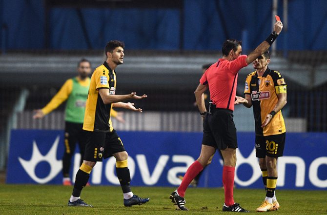 Έντονα παράπονα της ΑΕΚ σε Κουτσιαύτη και… VAR