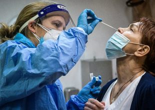 Στα 445 τα νέα κρούσματα – 353 διασωληνωμένοι – 36 θάνατοι