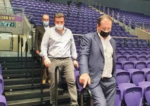 Ξεναγήθηκε στο γήπεδο της Χάποελ ο Μάκης Αγγελόπουλος (pics)