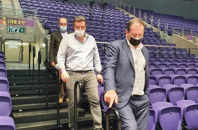 Ξεναγήθηκε στο γήπεδο της Χάποελ ο Μάκης Αγγελόπουλος (pics)