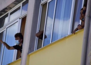 Πρόστιμο και για τους μαθητές που αργούν να επιστρέψουν από το σχολείο στο σπίτι (vid)