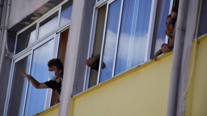 Πρόστιμο και για τους μαθητές που αργούν να επιστρέψουν από το σχολείο στο σπίτι (vid)