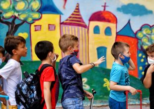 Σχολεία: Έτσι θ’ ανοίξουν – Πώς και πότε θα γίνει ο εμβολιασμός των εκπαιδευτικών