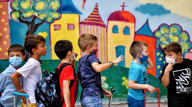 Σχολεία: Έτσι θ’ ανοίξουν – Πώς και πότε θα γίνει ο εμβολιασμός των εκπαιδευτικών