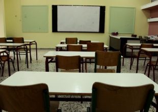 Ανοίγουν δημοτικά και νηπιαγωγεία: Ποια είναι τα μέτρα – Μείωση στην ύλη των πανελλαδικών