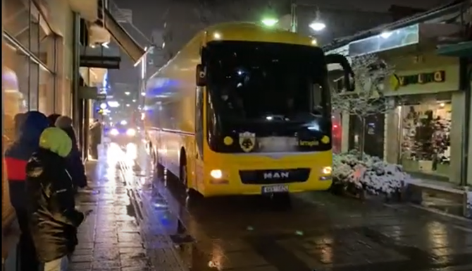 Έφτασε η ΑΕΚ στην… παγωμένη Λάρισα (VIDEO)