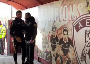 Η άφιξη της ΑΕΚ στο Αλκαζάρ (VIDEO)