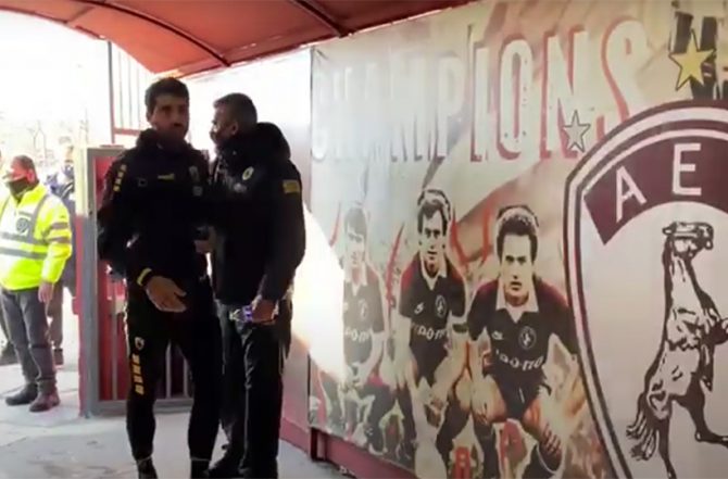 Η άφιξη της ΑΕΚ στο Αλκαζάρ (VIDEO)