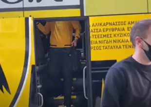 Η άφιξη της ΑΕΚ – Με την αποστολή ο Μπακάκης (VIDEO)