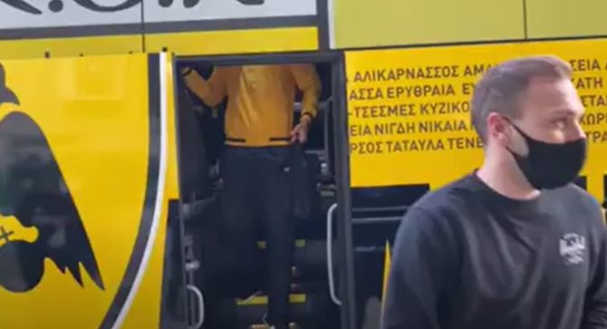 Η άφιξη της ΑΕΚ – Με την αποστολή ο Μπακάκης (VIDEO)