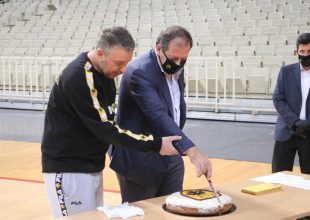 Έκοψε την πρωτοχρονιάτικη πίτα η Βασίλισσα (pics)