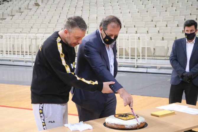 Έκοψε την πρωτοχρονιάτικη πίτα η Βασίλισσα (pics)