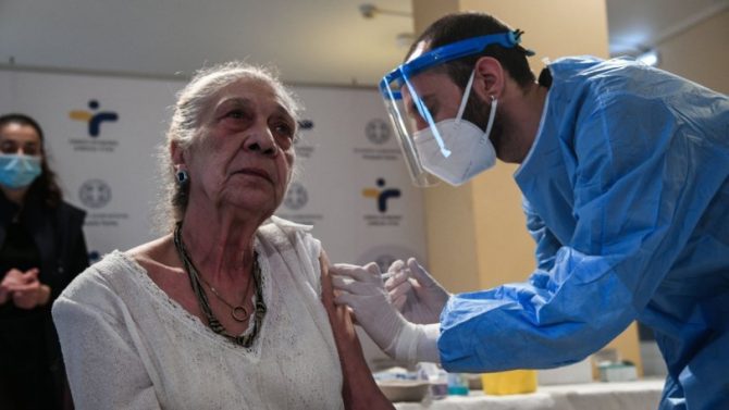 Υποχρεωτικός εμβολιασμός: Ποιοι θα πληρώσουν μισό πρόστιμο και ποιοι εξαιρούνται
