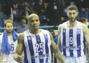 “Ντου” οπαδών του Ηρακλή στα αποδυτήρια μετά τον αποκλεισμό από τον ΠΑΟΚ, μπουκάλι πέτυχε τον Χάτσερ