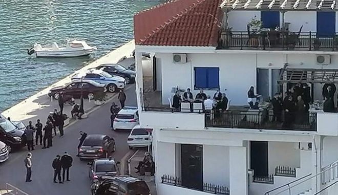 Γλέντι σε σπίτι στην Ικαρία με πάνω από 50 άτομα, παρουσία Μητσοτάκη (VIDEO)
