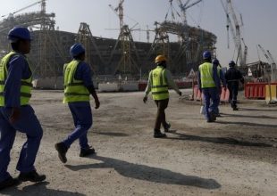 Guardian: “Πάνω από 6.500 μετανάστες εργάτες νεκροί στα έργα για το Μουντιάλ του Κατάρ”