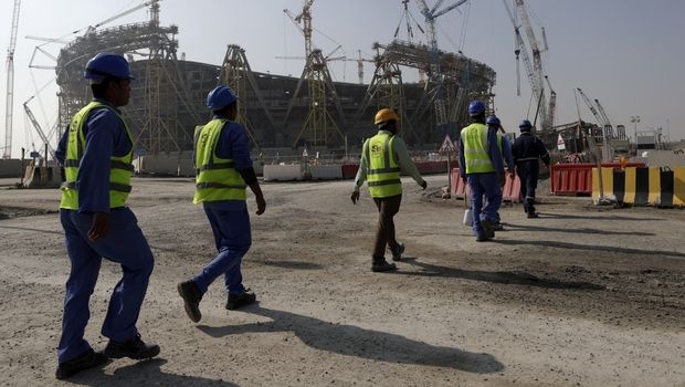 Guardian: “Πάνω από 6.500 μετανάστες εργάτες νεκροί στα έργα για το Μουντιάλ του Κατάρ”