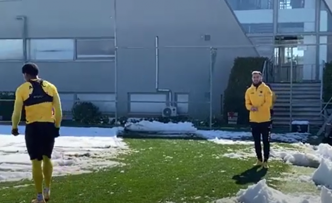 Χιονοπόλεμο στα… Σπάτα (VIDEO)