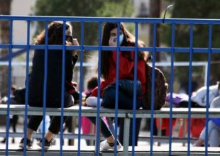 Lockdown: Μπρος-πίσω με τα μέτρα την ώρα που ο κορονοϊός ξεφεύγει – Διχογνωμία για τα σχολεία