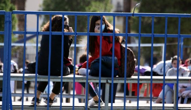 Lockdown: Μπρος-πίσω με τα μέτρα την ώρα που ο κορονοϊός ξεφεύγει – Διχογνωμία για τα σχολεία