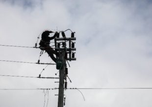 Απολογισμός της κακοκαιρίας: 100.000 νοικοκυριά χωρίς ρεύμα, έπεσαν 1500 δέντρα, 50 στύλοι