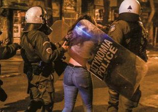 «Πάμε στο στενό να σε γ…»: Καταγγελία ότι 18χρονη ξυλοκοπήθηκε και παρενοχλήθηκε από αστυνομικούς