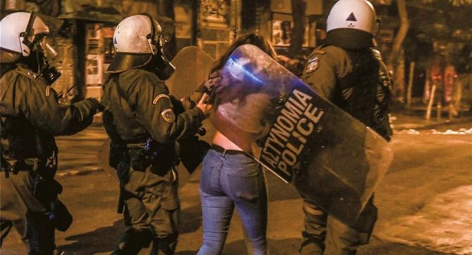 «Πάμε στο στενό να σε γ…»: Καταγγελία ότι 18χρονη ξυλοκοπήθηκε και παρενοχλήθηκε από αστυνομικούς