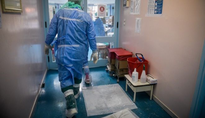 Κορωνοϊός: Προς εφαρμογή η έσχατη λύση της επιστράτευσης γιατρών