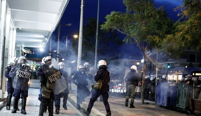 Νέα Σμύρνη: “Μου είπε σε γράφω γιατί έτσι θέλω – Με έπιασαν τα κλάματα από το ξύλο στο παιδί”