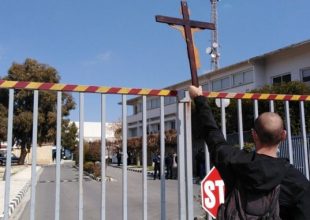 El Diablo: Με σταυρούς και πανό έξω απο το ΡΙΚ για το τραγούδι της Eurovision