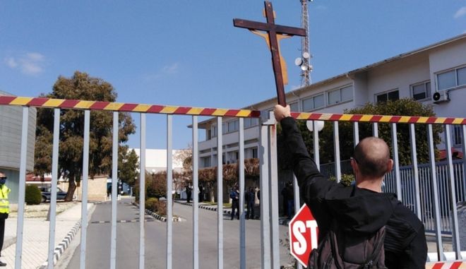 El Diablo: Με σταυρούς και πανό έξω απο το ΡΙΚ για το τραγούδι της Eurovision